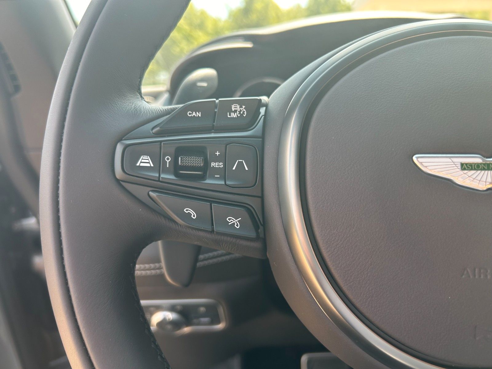 Fahrzeugabbildung Aston Martin DBX 4.0 V8 - Aston Martin Memmingen