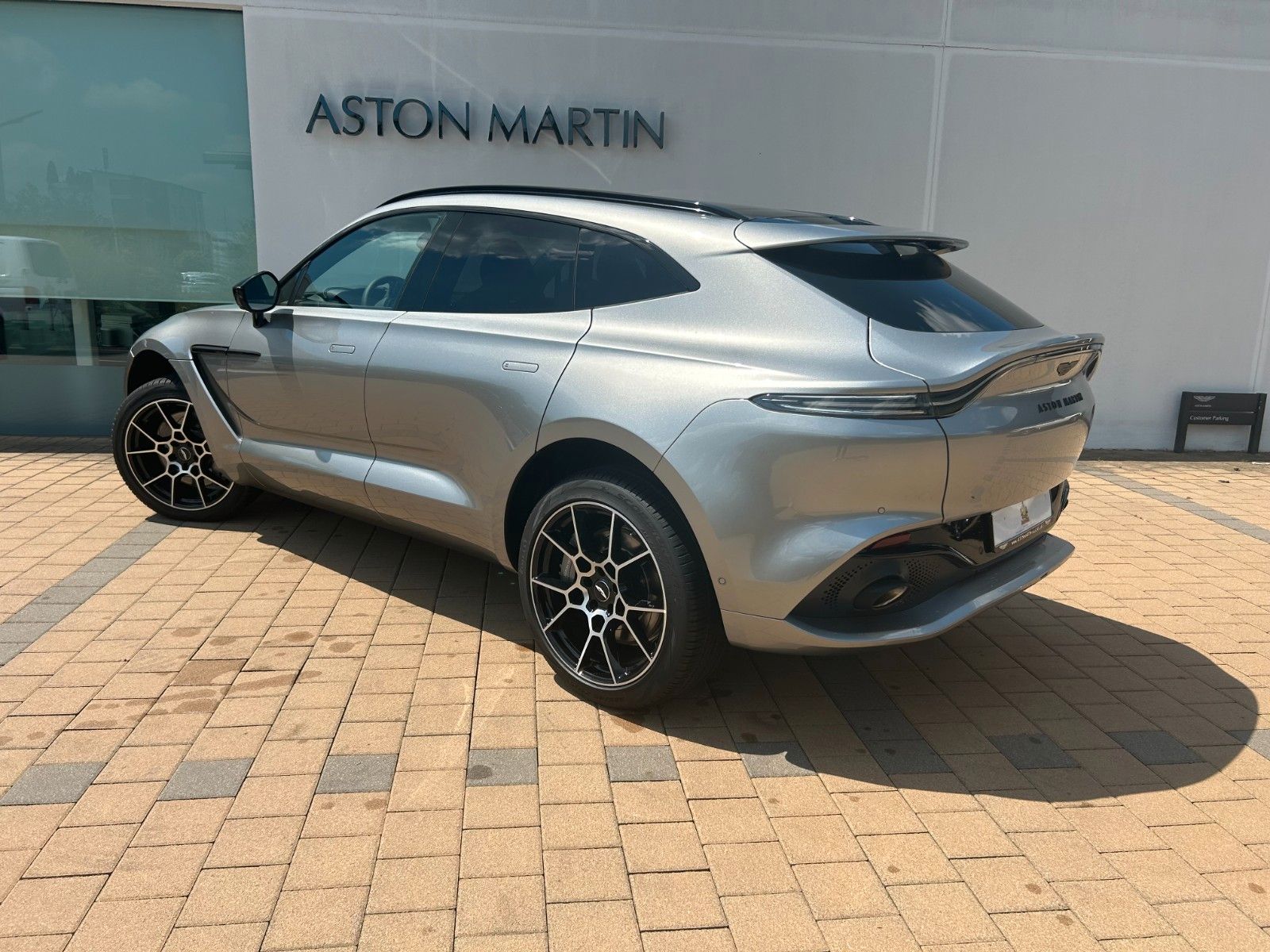 Fahrzeugabbildung Aston Martin DBX 4.0 V8 - Aston Martin Memmingen