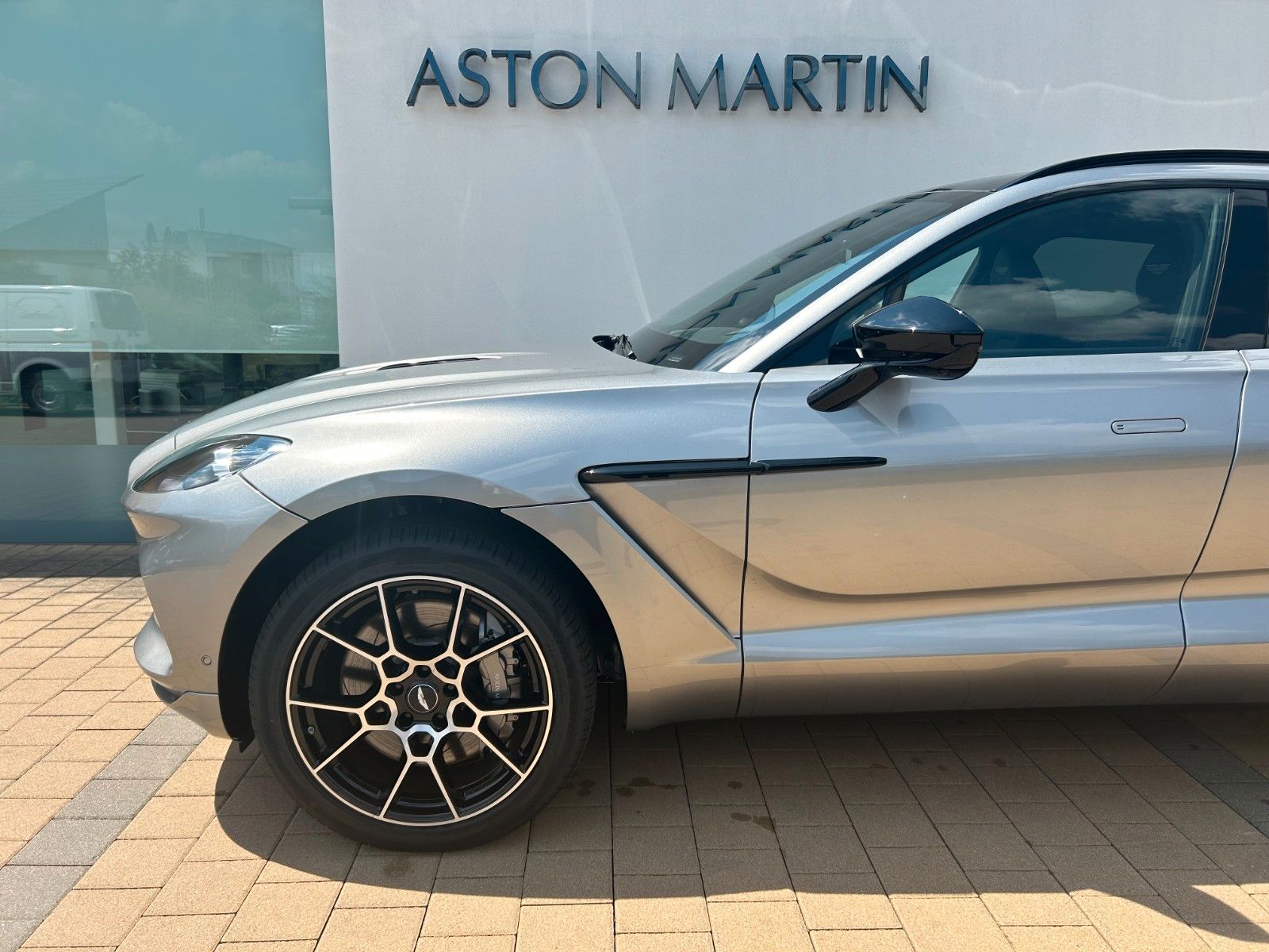 Fahrzeugabbildung Aston Martin DBX 4.0 V8 - Aston Martin Memmingen