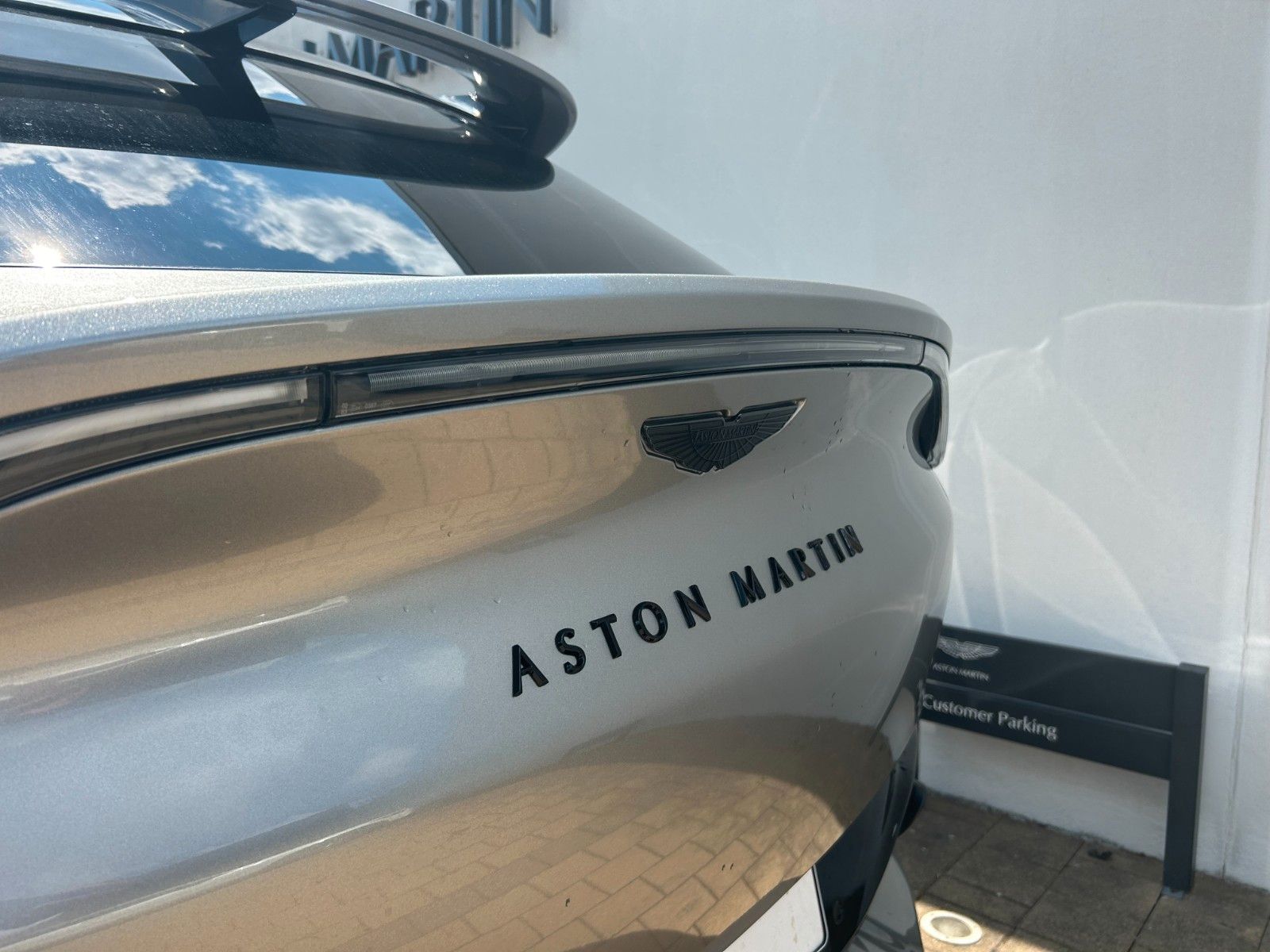 Fahrzeugabbildung Aston Martin DBX 4.0 V8 - Aston Martin Memmingen