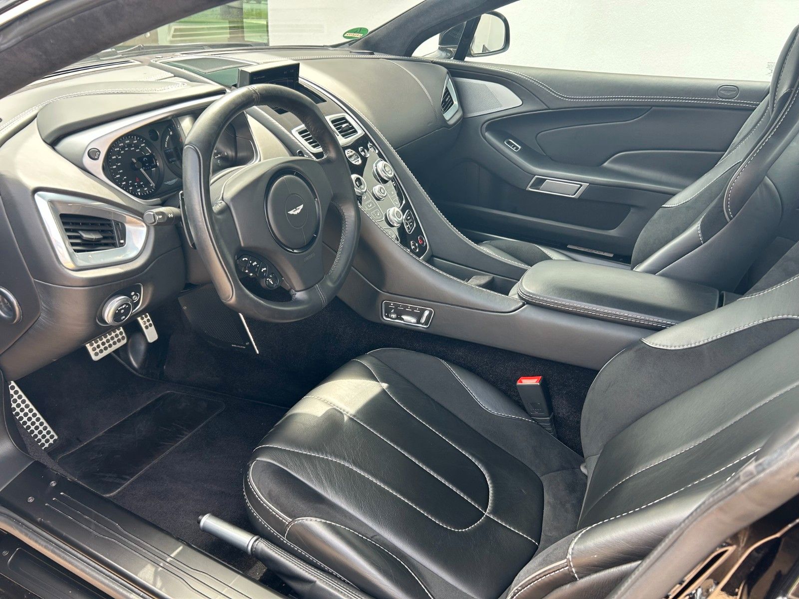 Fahrzeugabbildung Aston Martin Vanquish / Service + Reifen neu