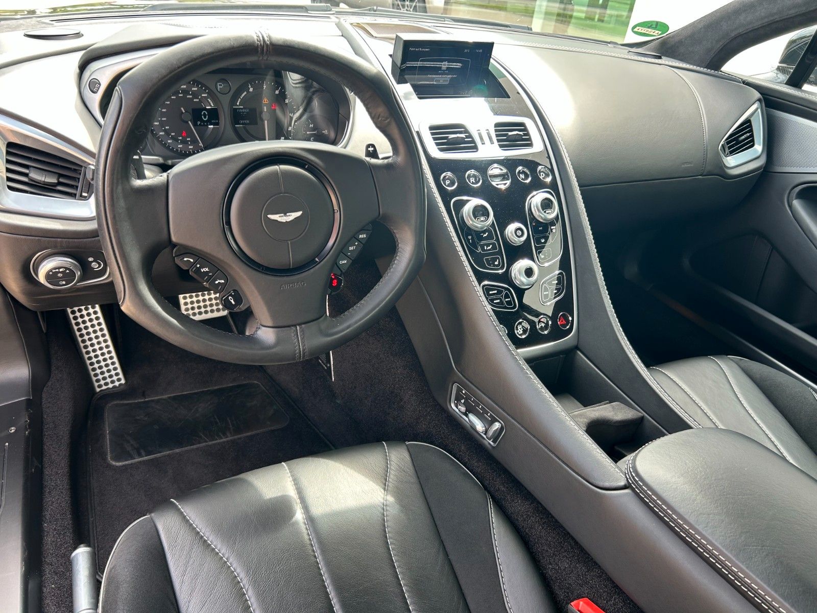 Fahrzeugabbildung Aston Martin Vanquish / Service + Reifen neu