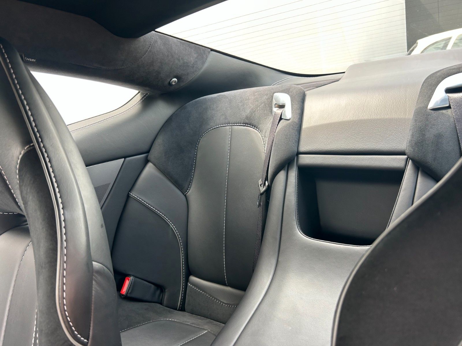 Fahrzeugabbildung Aston Martin Vanquish / Service + Reifen neu