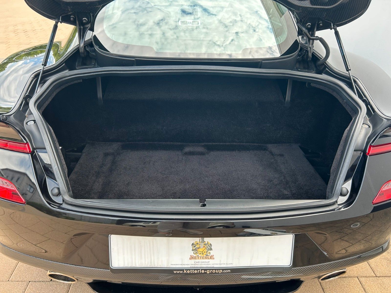 Fahrzeugabbildung Aston Martin Vanquish / Service + Reifen neu
