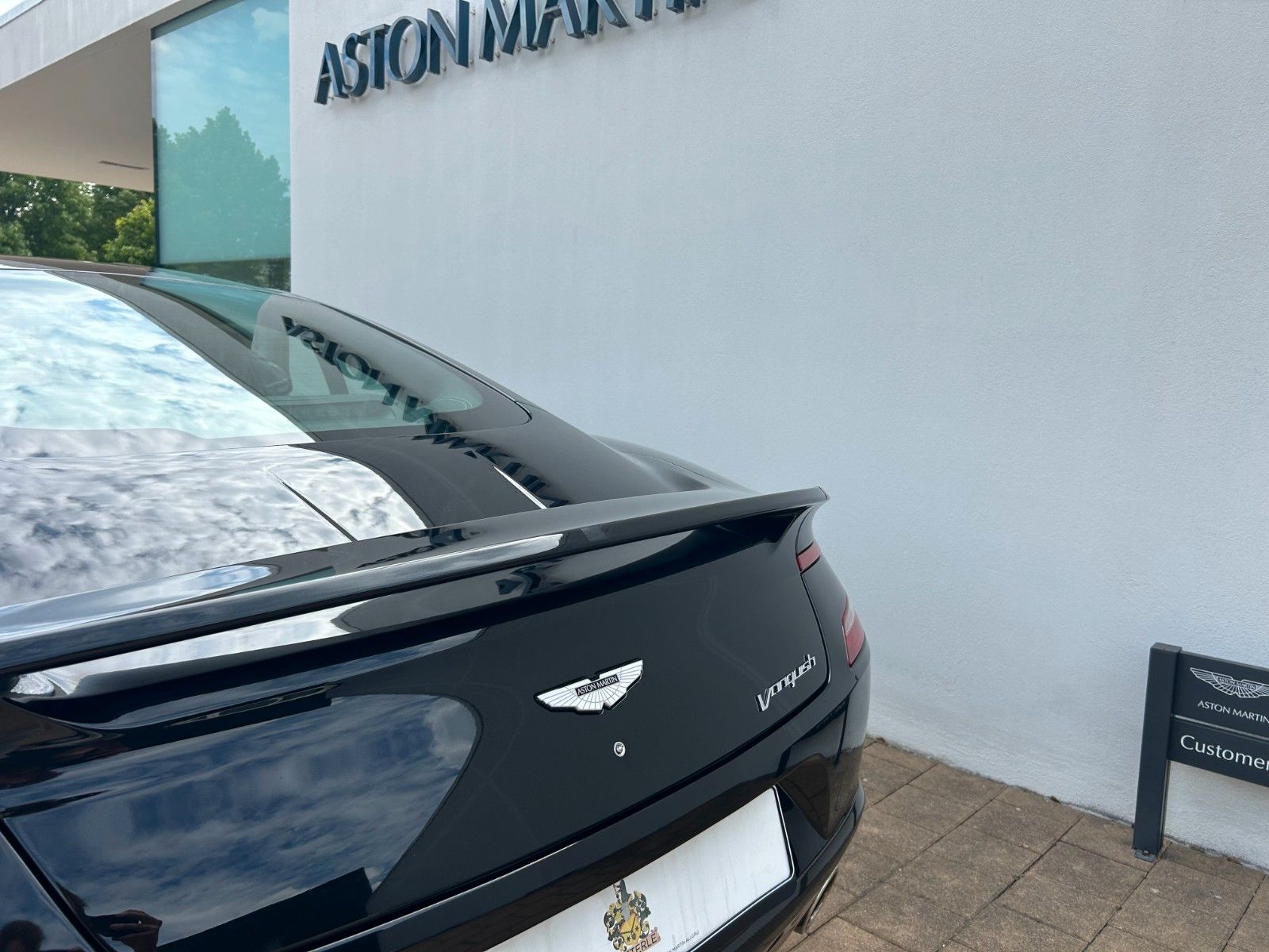 Fahrzeugabbildung Aston Martin Vanquish / Service + Reifen neu