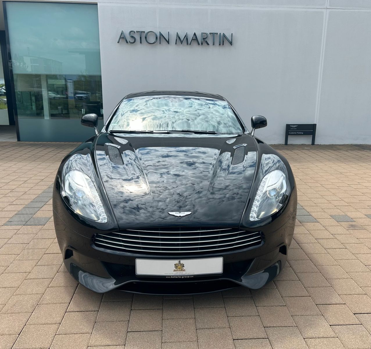 Fahrzeugabbildung Aston Martin Vanquish / Service + Reifen neu