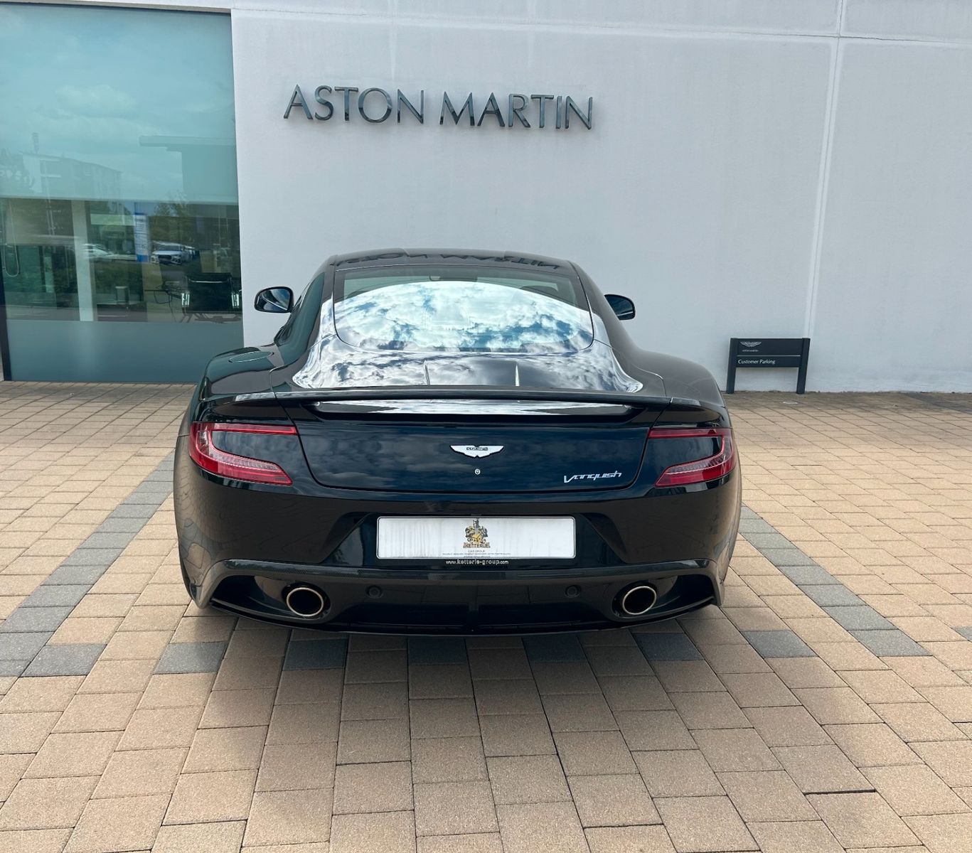 Fahrzeugabbildung Aston Martin Vanquish / Service + Reifen neu