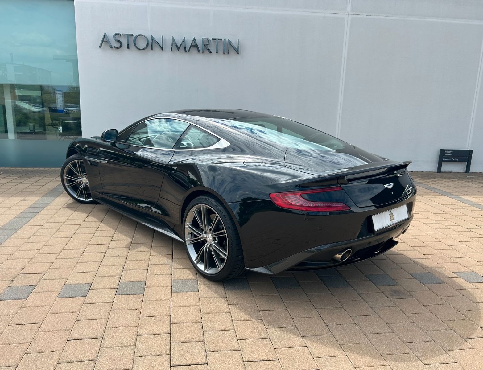 Fahrzeugabbildung Aston Martin Vanquish / Service + Reifen neu