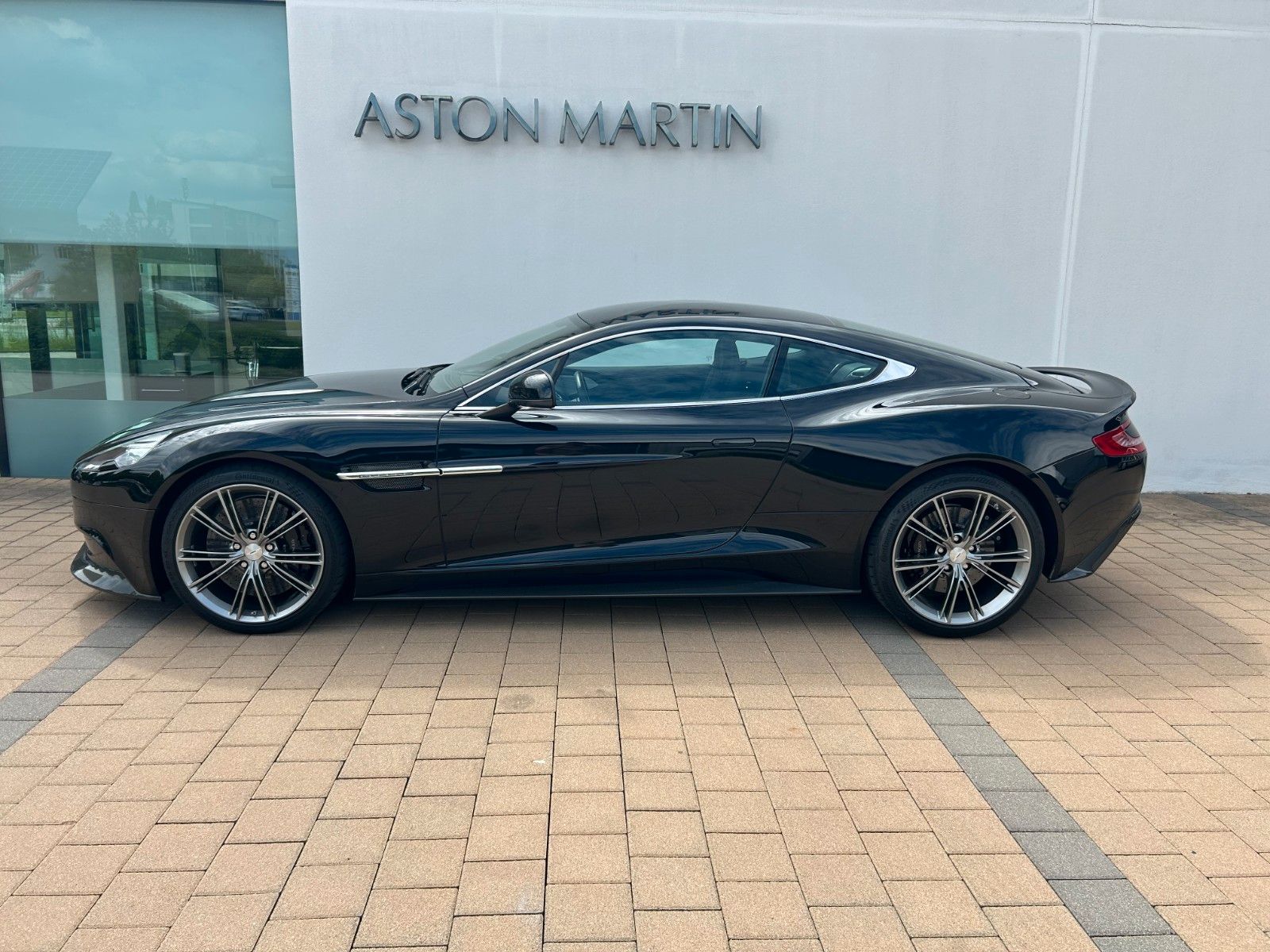 Fahrzeugabbildung Aston Martin Vanquish / Service + Reifen neu
