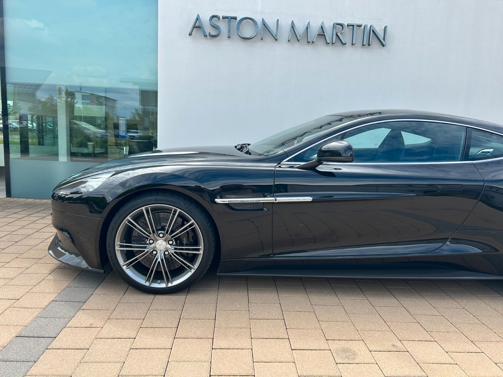 Fahrzeugabbildung Aston Martin Vanquish / Service + Reifen neu