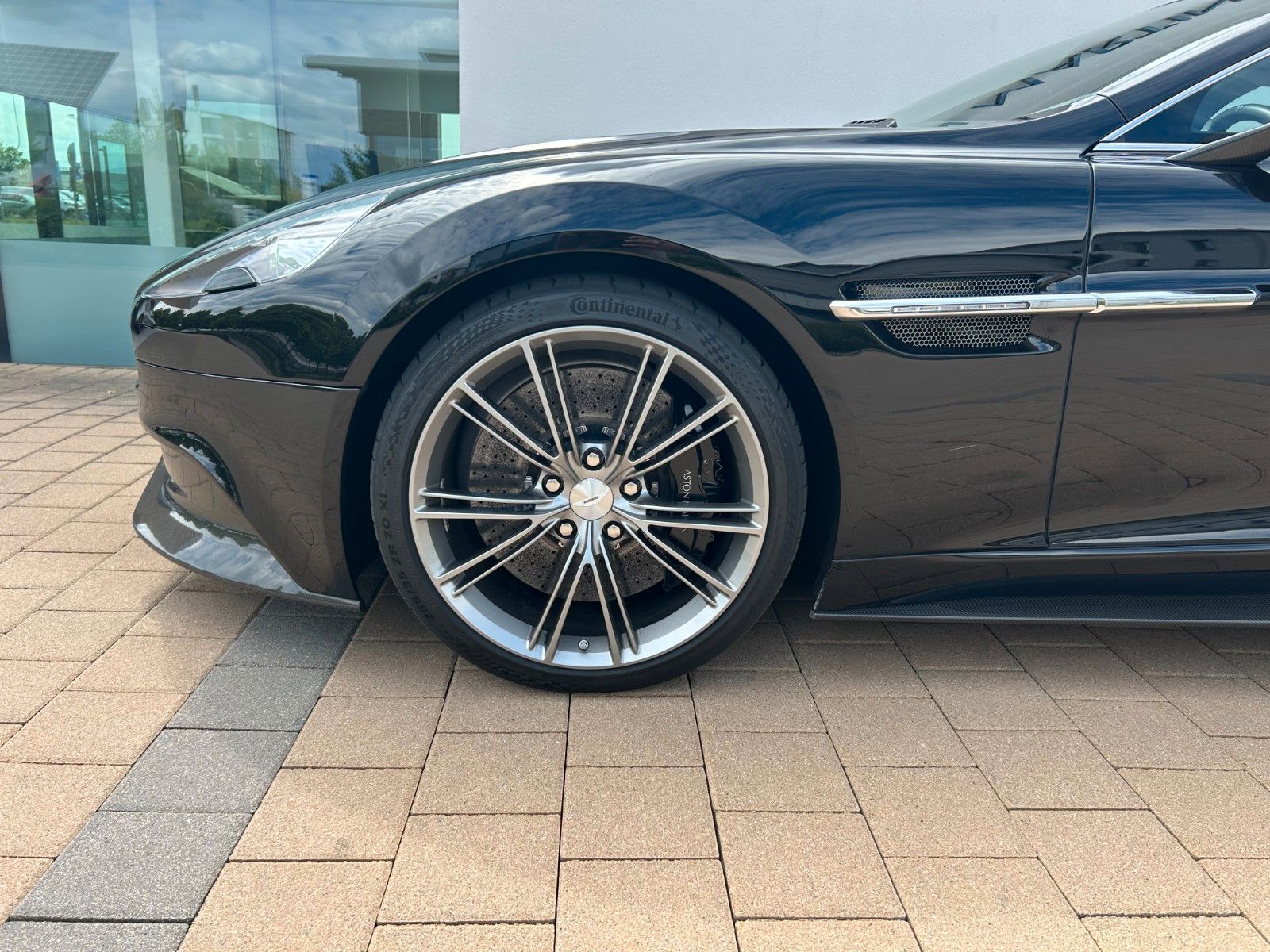 Fahrzeugabbildung Aston Martin Vanquish / Service + Reifen neu
