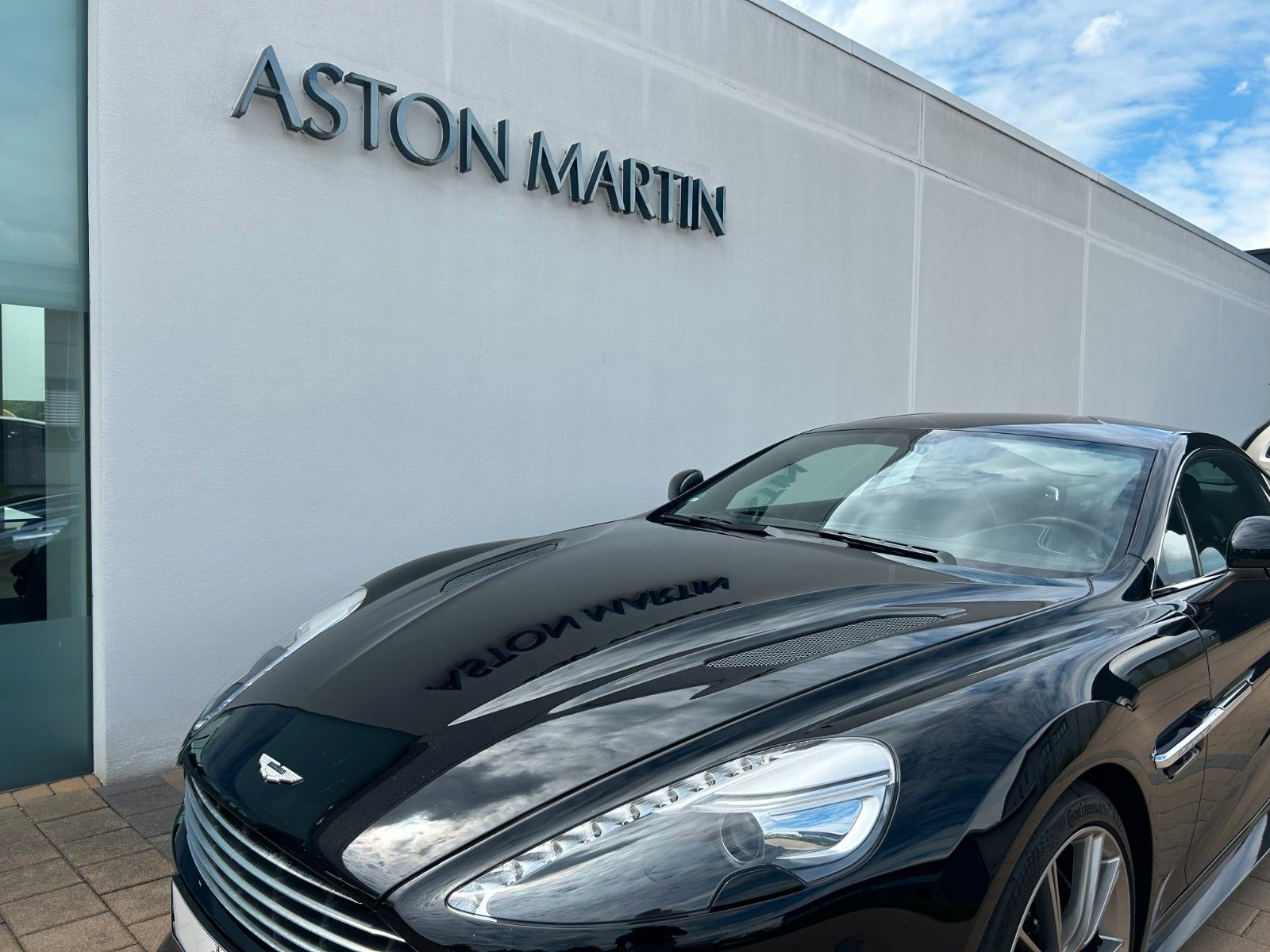 Fahrzeugabbildung Aston Martin Vanquish / Service + Reifen neu