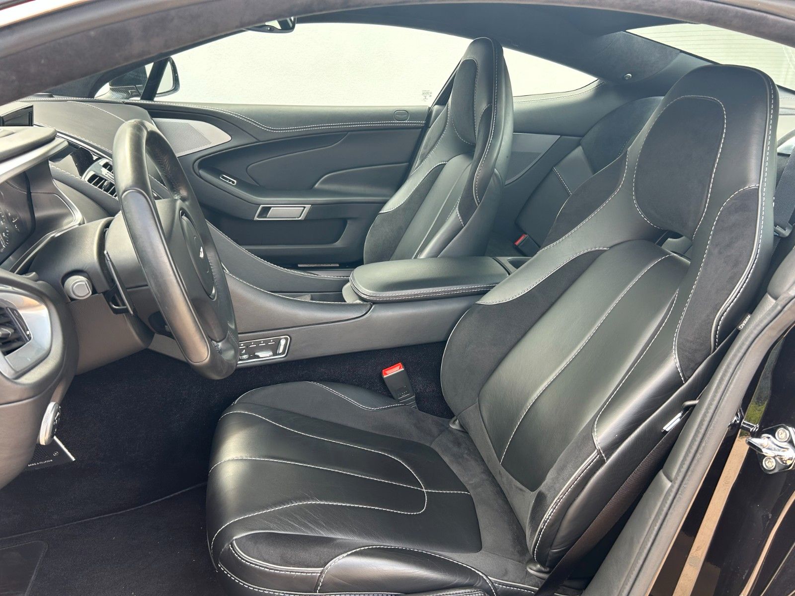 Fahrzeugabbildung Aston Martin Vanquish / Service + Reifen neu