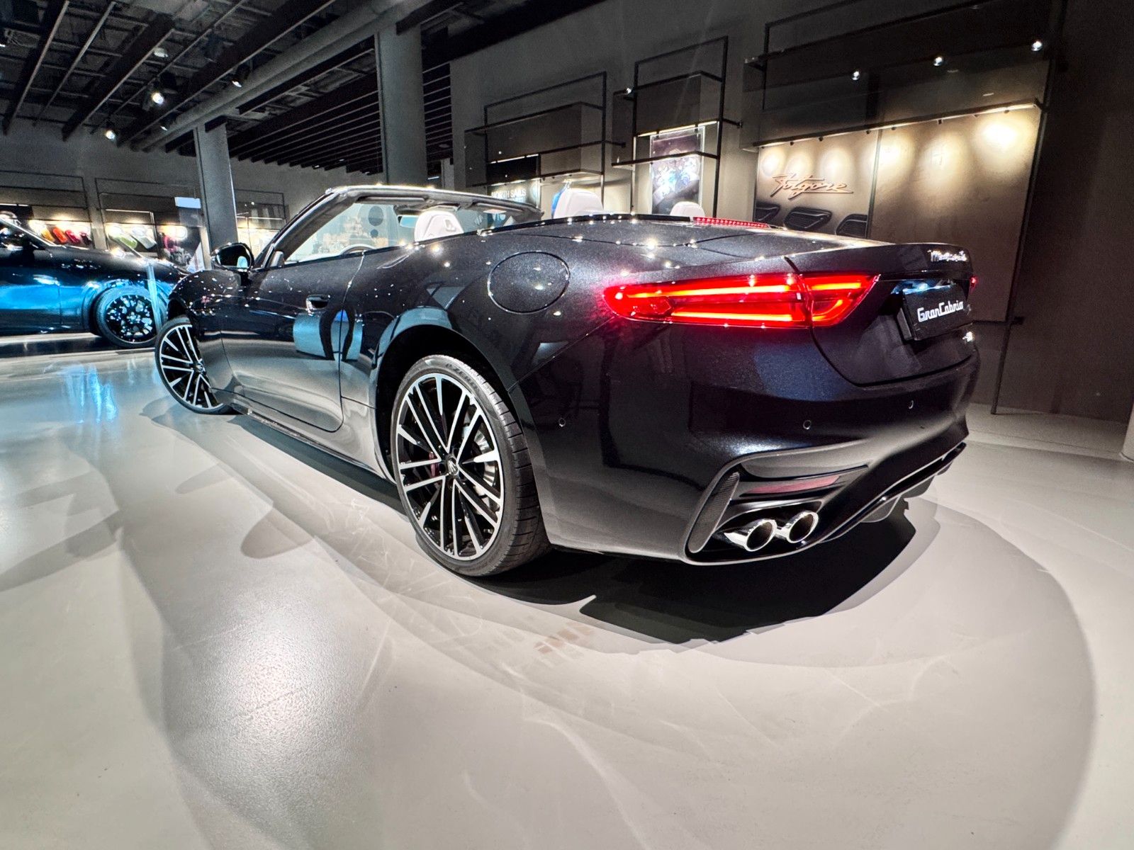 Fahrzeugabbildung Maserati GranCabrio TROFEO/ Airscarf/ Lenkradheizung