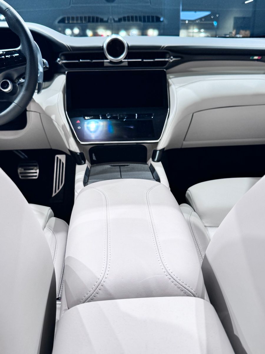 Fahrzeugabbildung Maserati GranCabrio TROFEO/ Airscarf/ Lenkradheizung