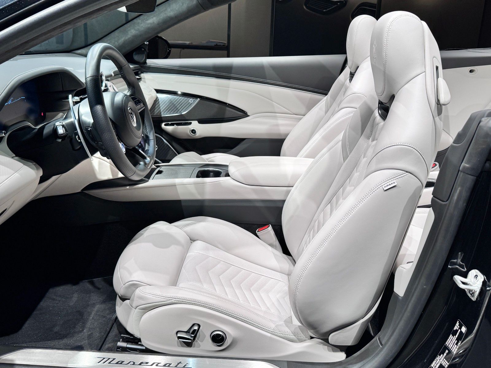 Fahrzeugabbildung Maserati GranCabrio TROFEO/ Airscarf/ Lenkradheizung