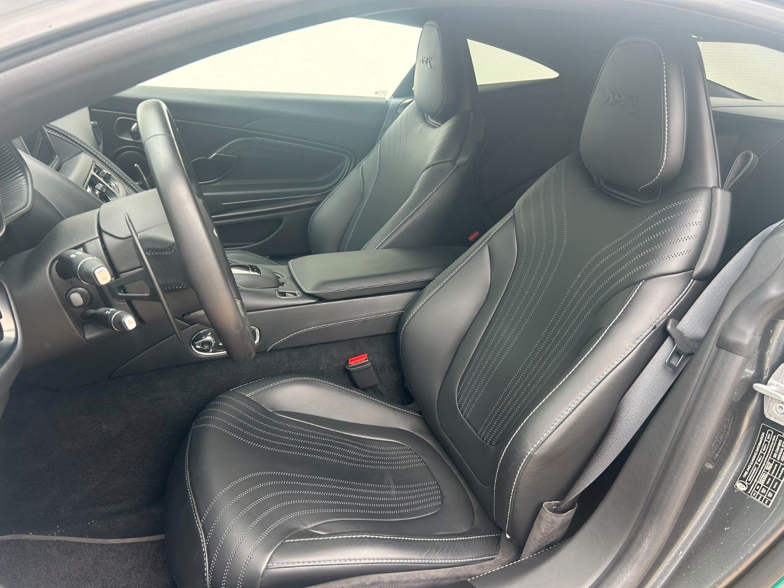 Fahrzeugabbildung Aston Martin DB11 5.2 V12 AMR / F1 Folierung