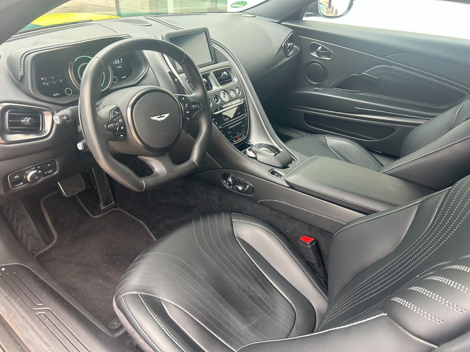 Fahrzeugabbildung Aston Martin DB11 5.2 V12 AMR / F1 Folierung