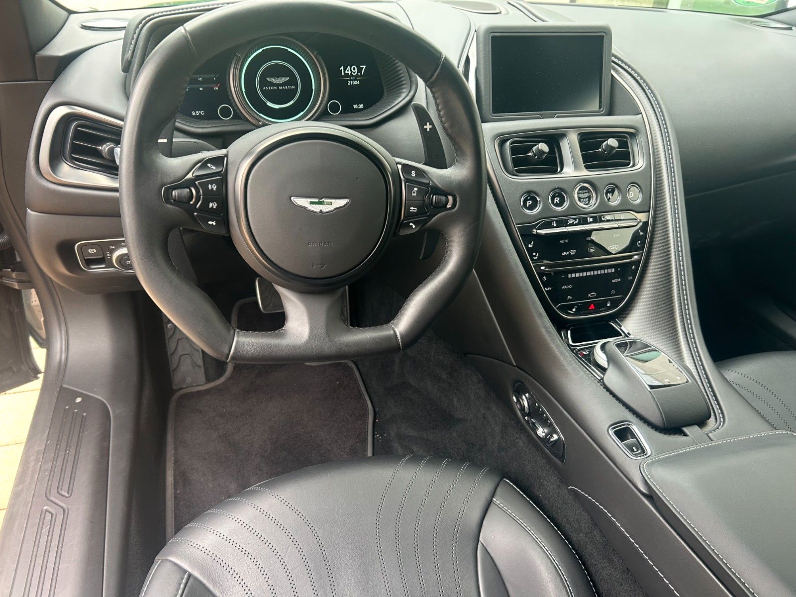 Fahrzeugabbildung Aston Martin DB11 5.2 V12 AMR / F1 Folierung