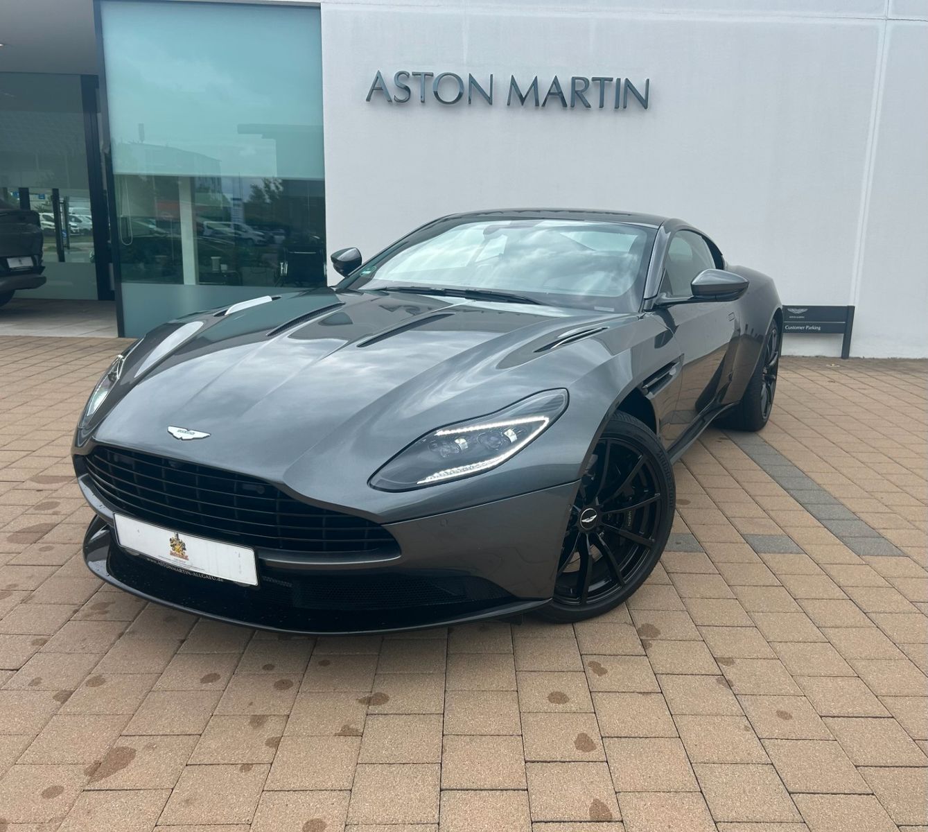 Fahrzeugabbildung Aston Martin DB11 5.2 V12 AMR / F1 Folierung