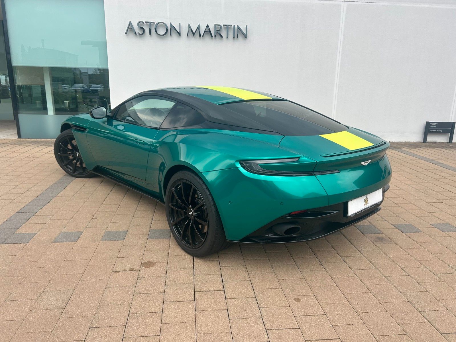 Fahrzeugabbildung Aston Martin DB11 5.2 V12 AMR / F1 Folierung