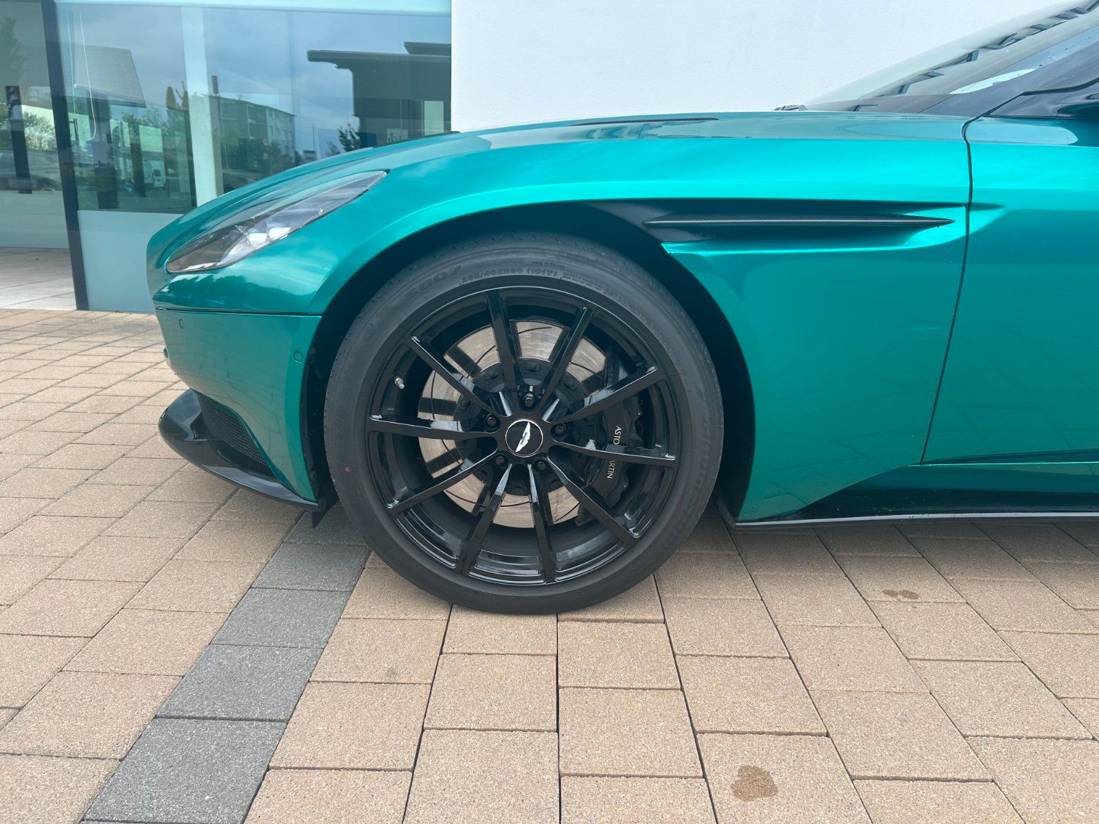 Fahrzeugabbildung Aston Martin DB11 5.2 V12 AMR / F1 Folierung