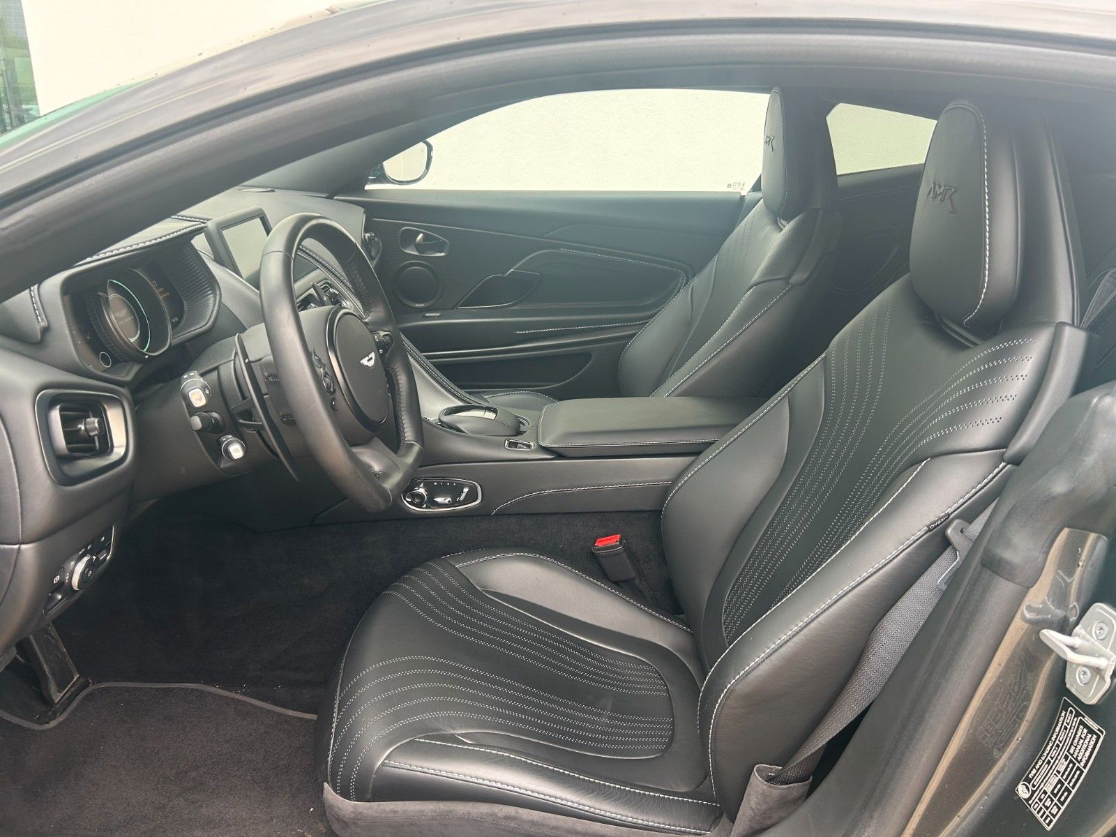 Fahrzeugabbildung Aston Martin DB11 5.2 V12 AMR / F1 Folierung