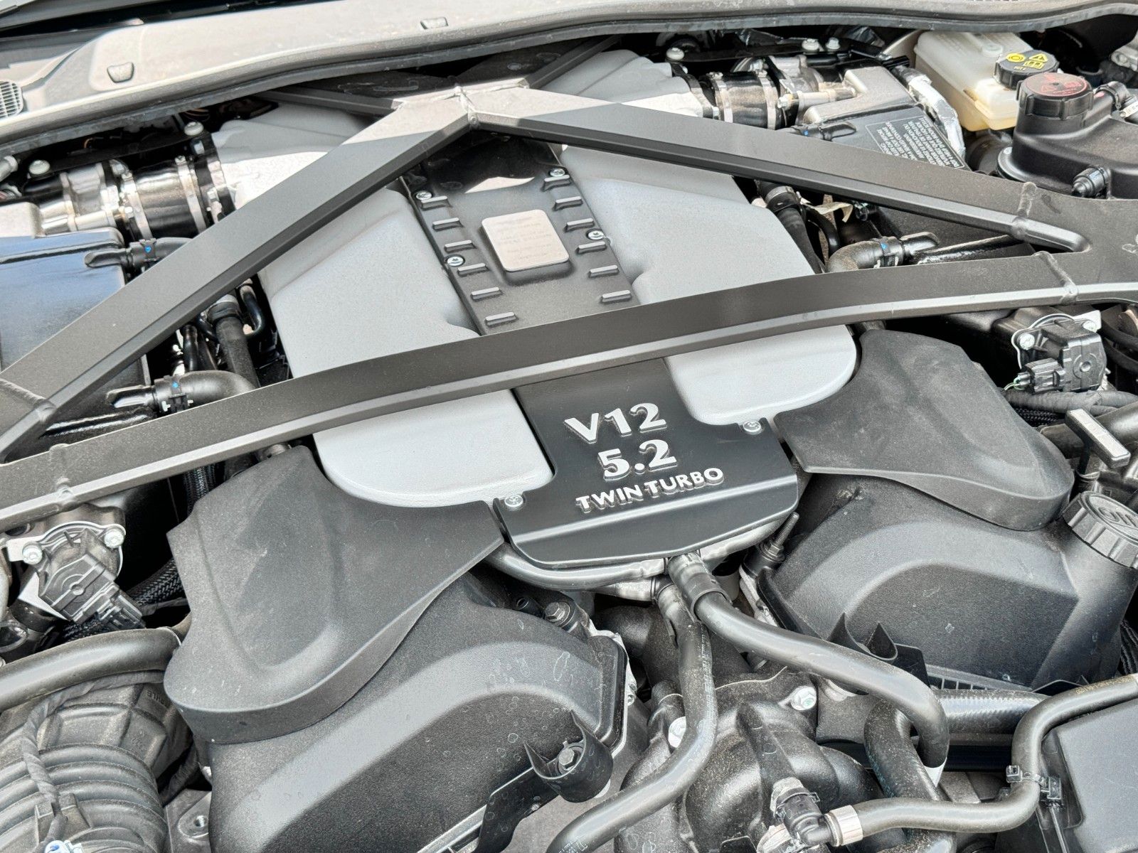 Fahrzeugabbildung Aston Martin V12 Vantage /Q -Options/ 118 of 249 limited