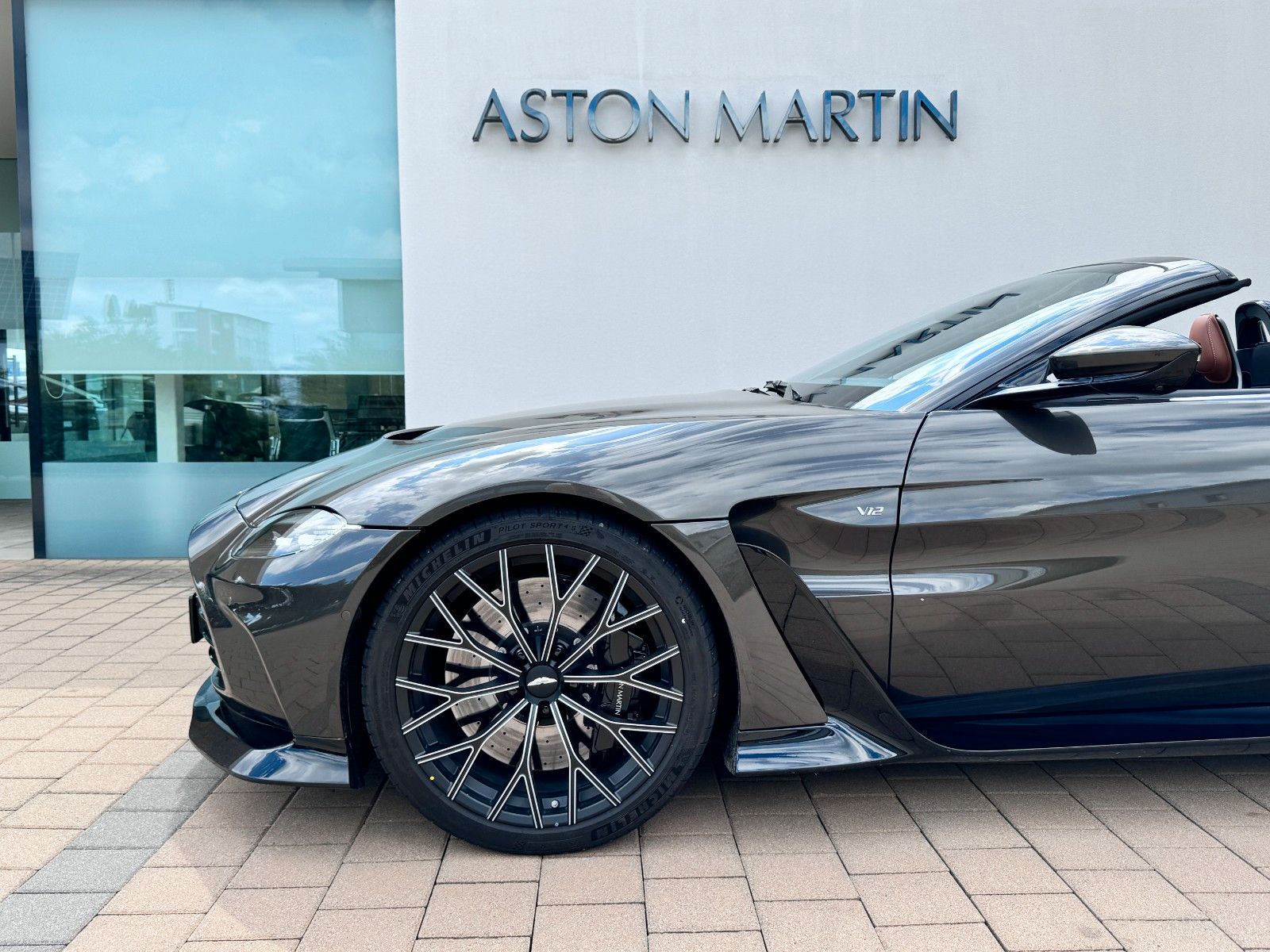Fahrzeugabbildung Aston Martin V12 Vantage /Q -Options/ 118 of 249 limited