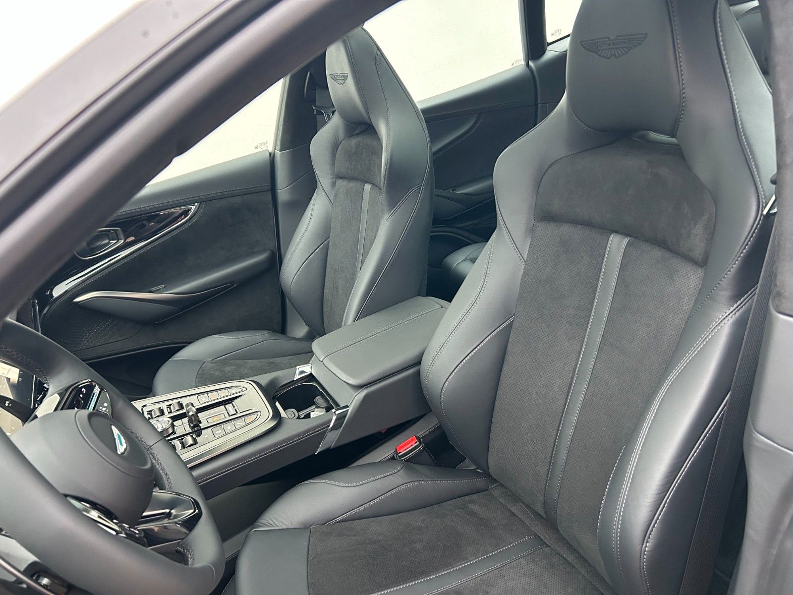 Fahrzeugabbildung Aston Martin DBX 4.0 V8 DBX707 / Lunar White