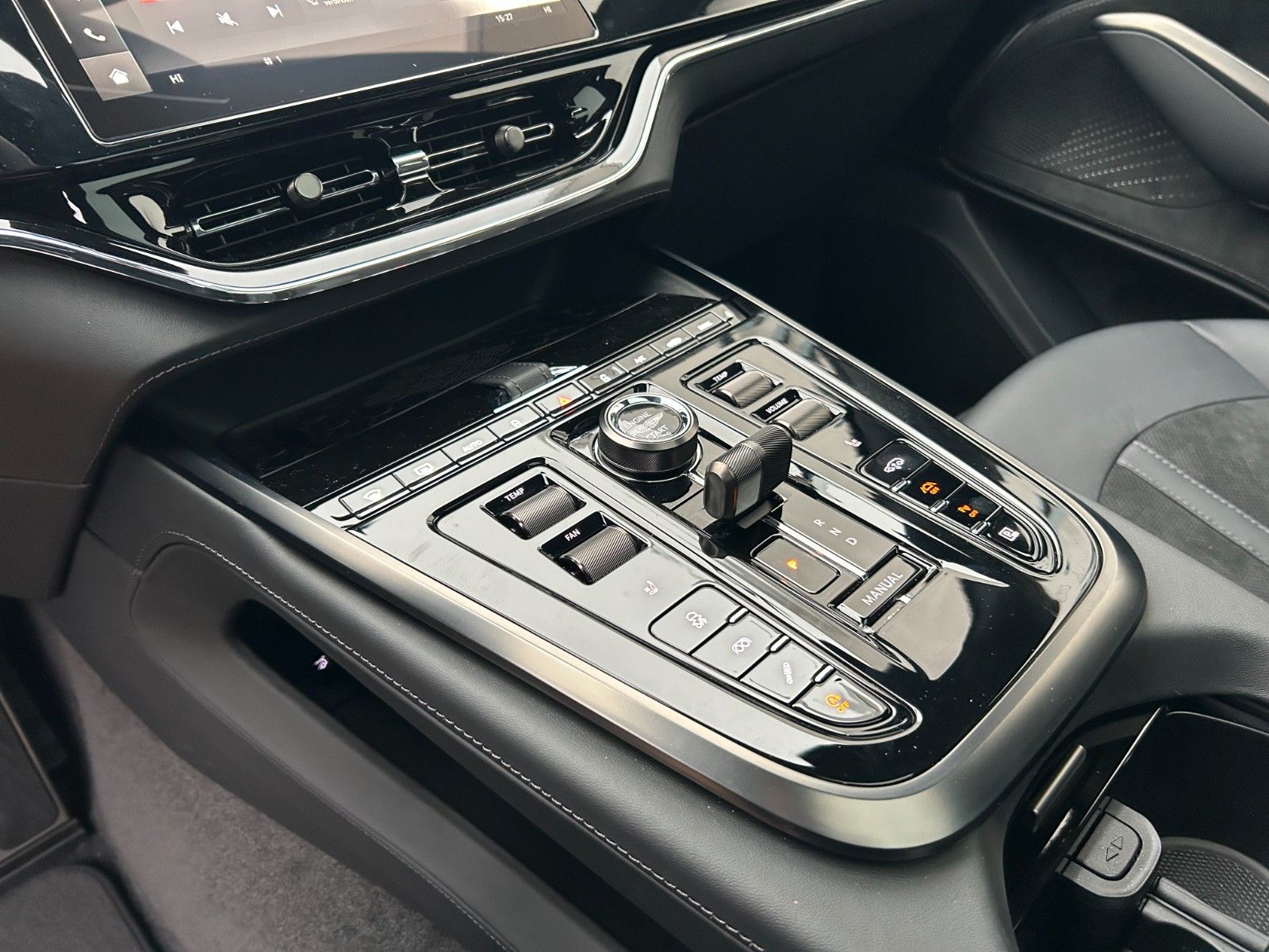 Fahrzeugabbildung Aston Martin DBX 4.0 V8 DBX707 / Lunar White