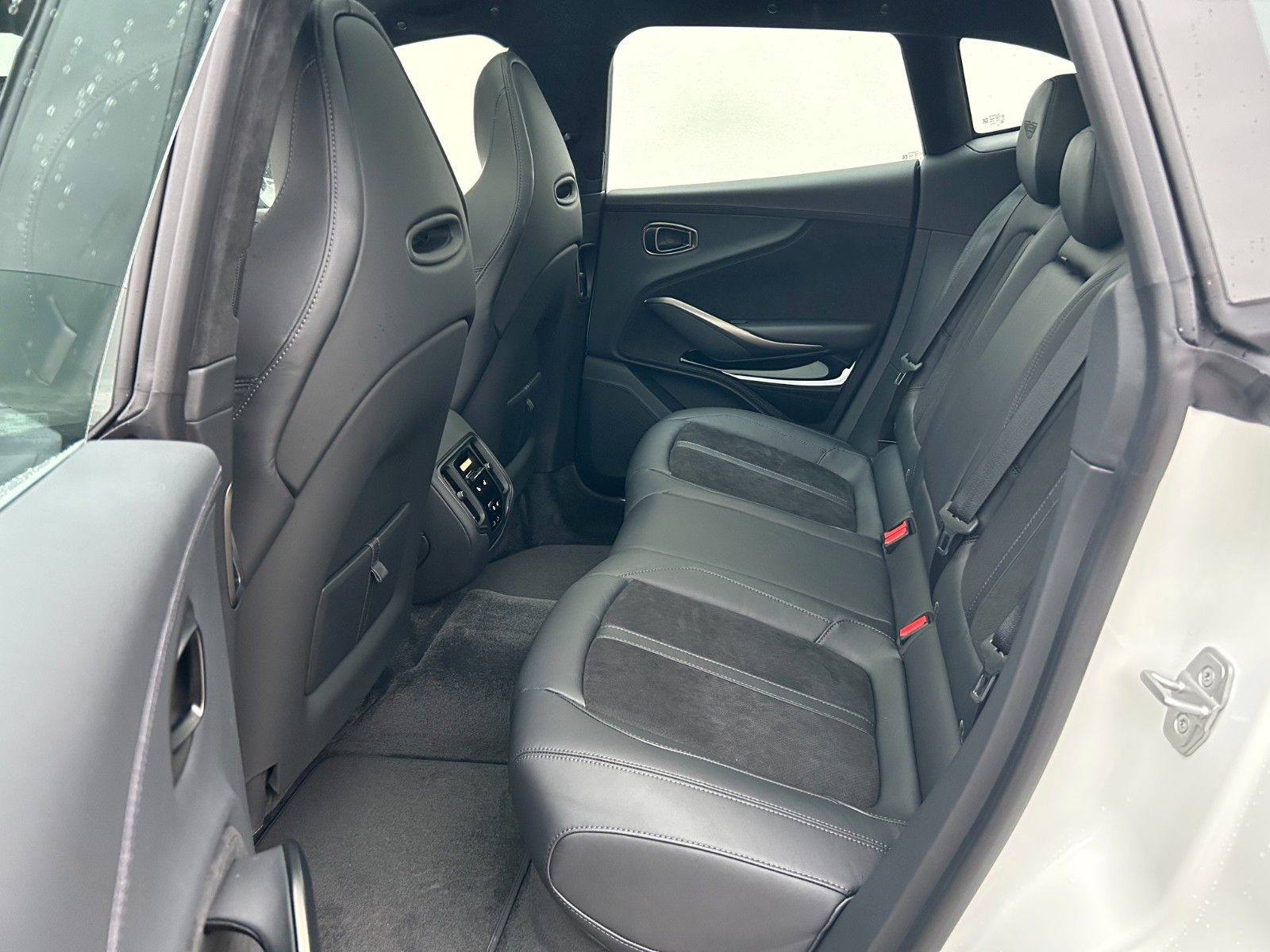 Fahrzeugabbildung Aston Martin DBX 4.0 V8 DBX707 / Lunar White