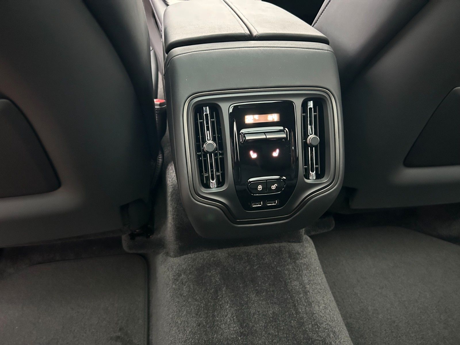 Fahrzeugabbildung Aston Martin DBX 4.0 V8 DBX707 / Lunar White