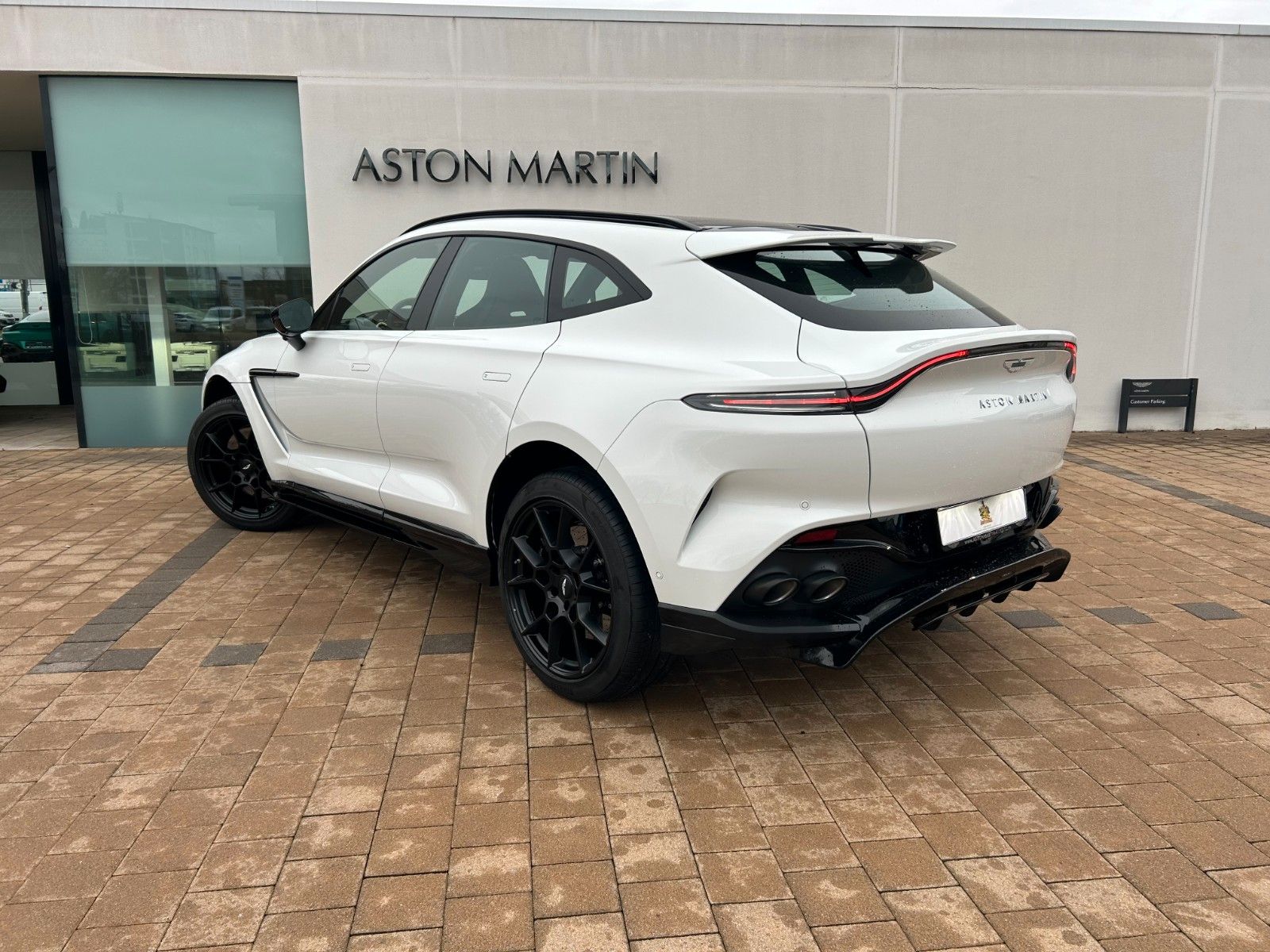 Fahrzeugabbildung Aston Martin DBX 4.0 V8 DBX707 / Lunar White