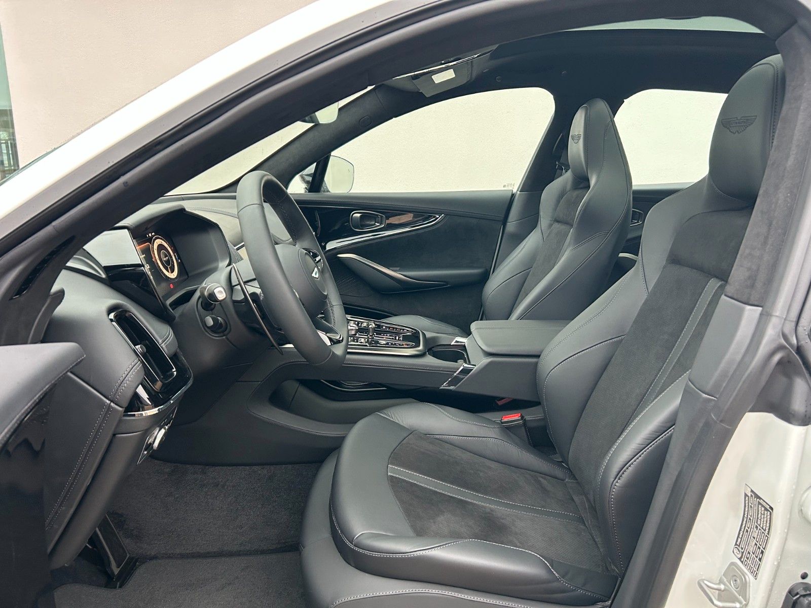 Fahrzeugabbildung Aston Martin DBX 4.0 V8 DBX707 / Lunar White