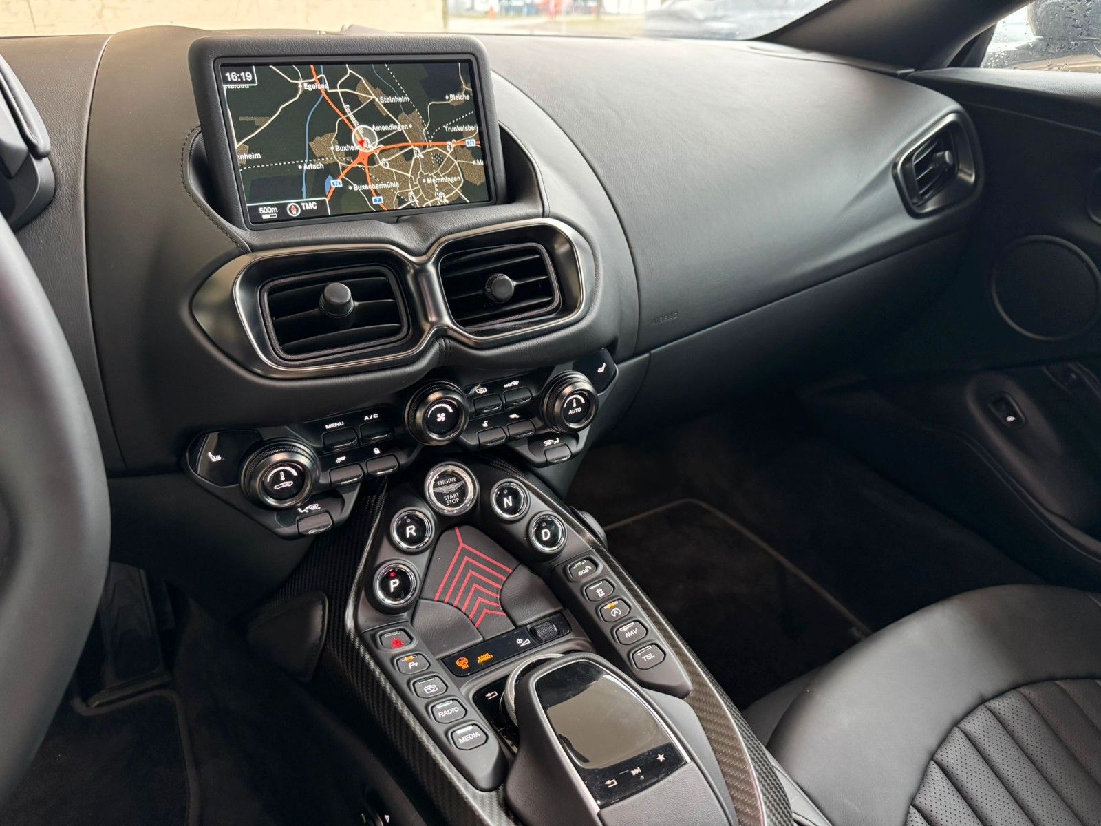 Fahrzeugabbildung Aston Martin V8 Vantage 007 Edition *Aston Martin Memmingen*