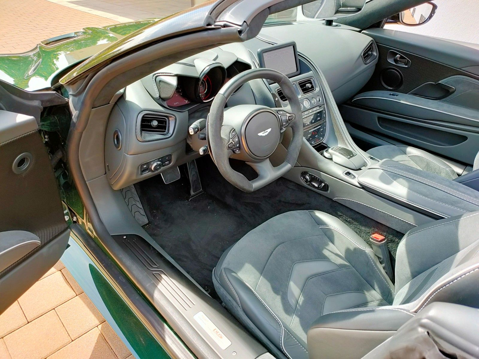 Fahrzeugabbildung Aston Martin DBS 5.2 V12 Volante