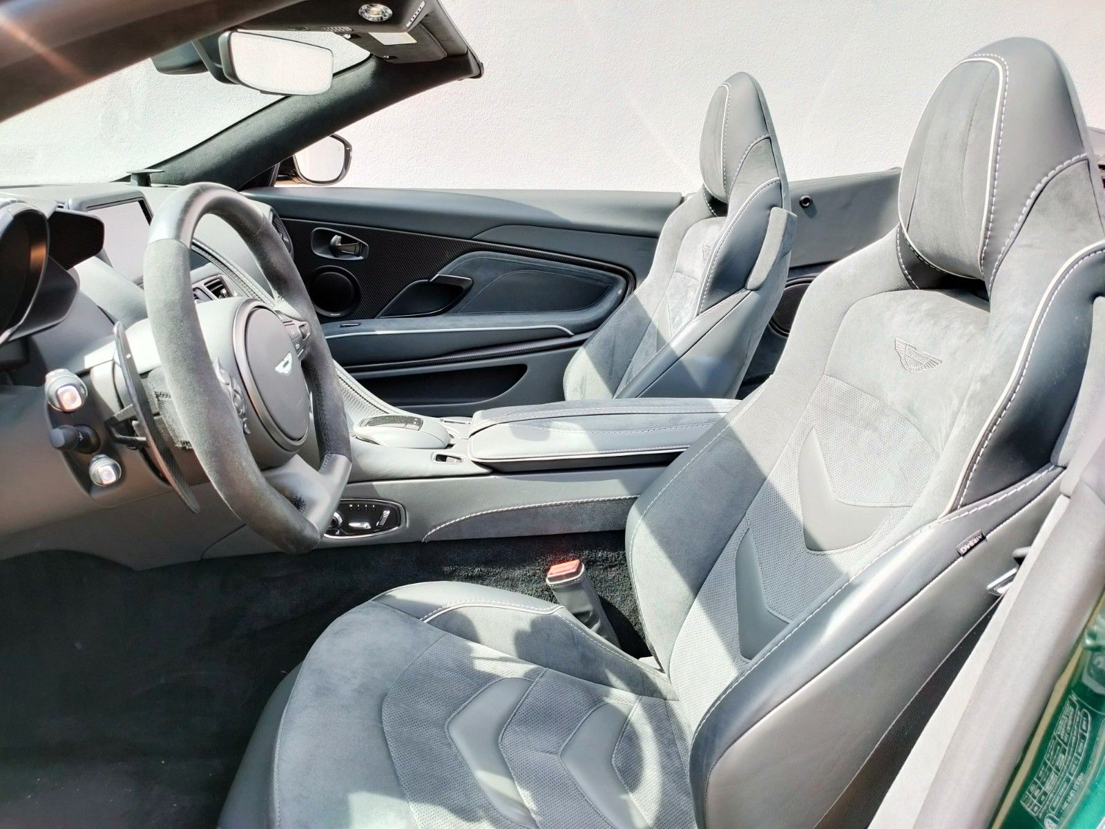 Fahrzeugabbildung Aston Martin DBS 5.2 V12 Volante